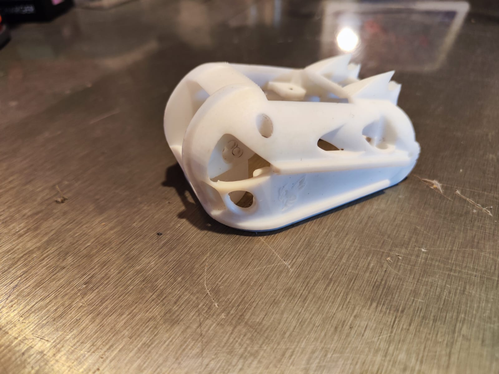 Canopie prototype en résine water, vue de profil montrant la structure et les ouvertures pour les composants