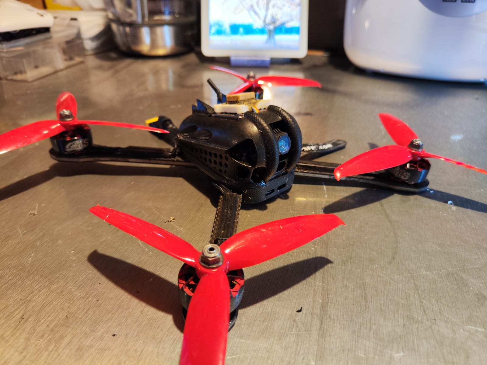 Drone de course assemblé avec la canopie finale imprimée en Phrozen ONYX Impact Plus noire